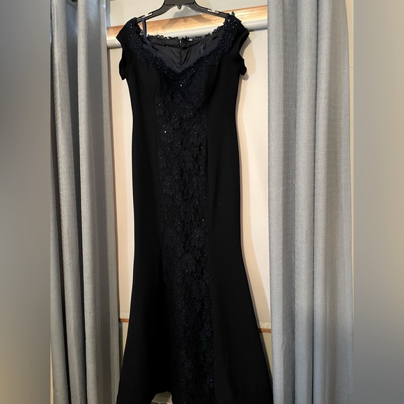 Stunning ‘Ideas by Barbara’ couture gown - Picture 1 of 3